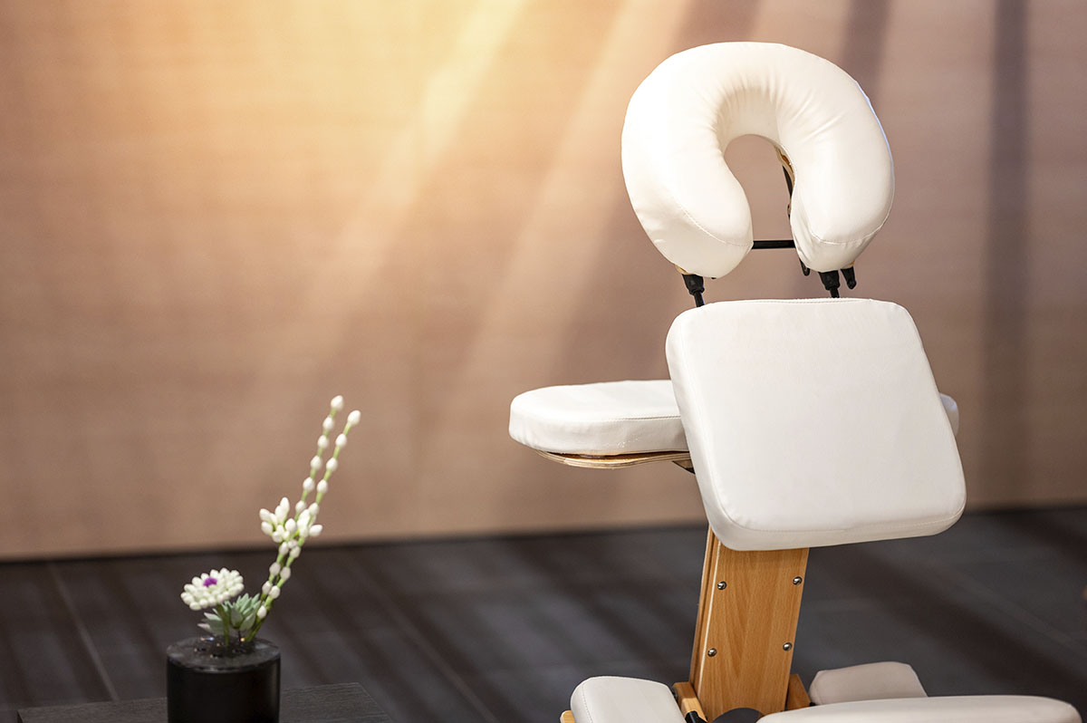 Beneficios del masaje en silla en entornos laborales y corporativos